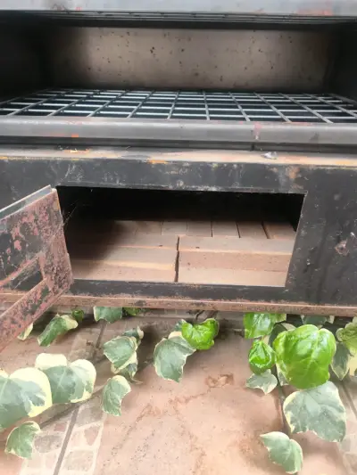 Parrilla de acero con mesón de madera para jardín - miniatura 4