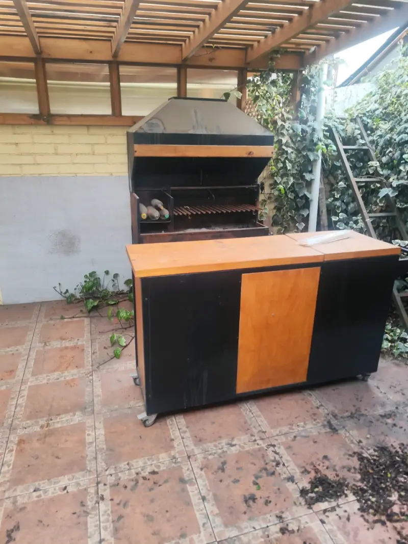 Parrilla de acero con mesón de madera para jardín - 5