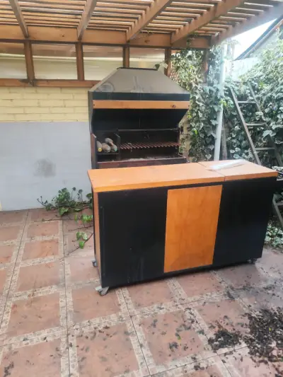 Parrilla de acero con mesón de madera para jardín - miniatura 5