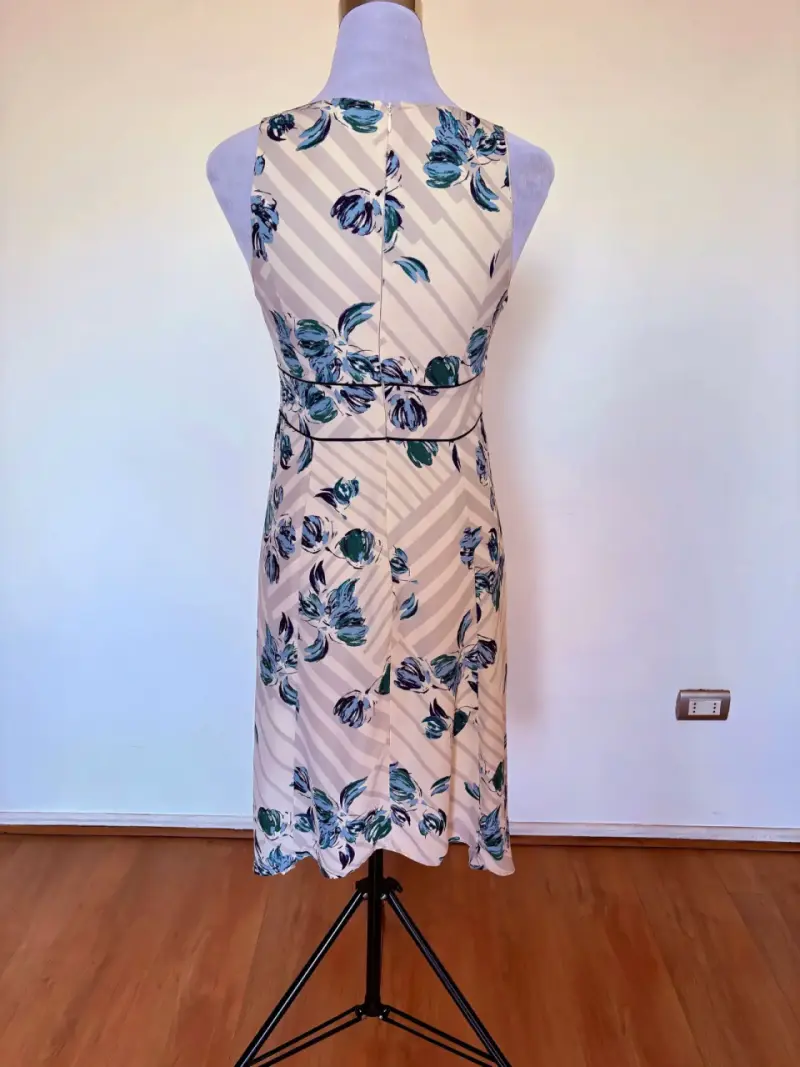 Vestido Banana Republic floral sin mangas - 3