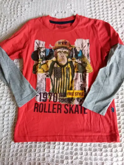 Polera manga larga infantil con diseño de mono y patines - miniatura 1