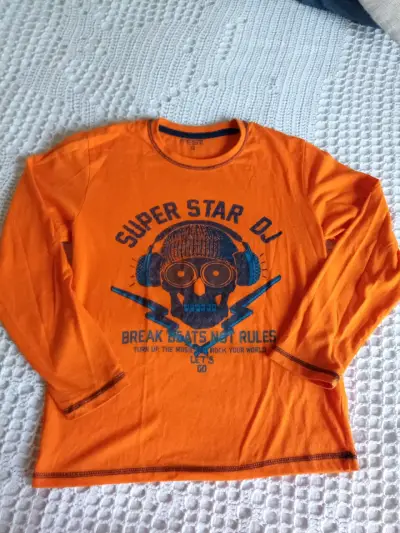Polera manga larga infantil con diseño de mono y patines - miniatura 4