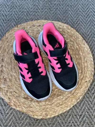 Zapatillas deportivas para niños Adidas negras y rosadas - miniatura 1