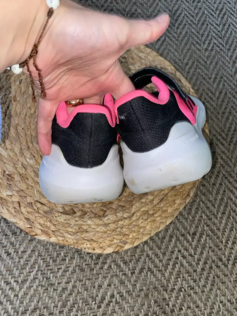Zapatillas deportivas para niños Adidas negras y rosadas - 3
