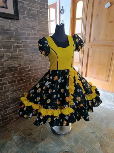 Vestido de Cueca Tradicional con Diseño Floral - miniatura 3