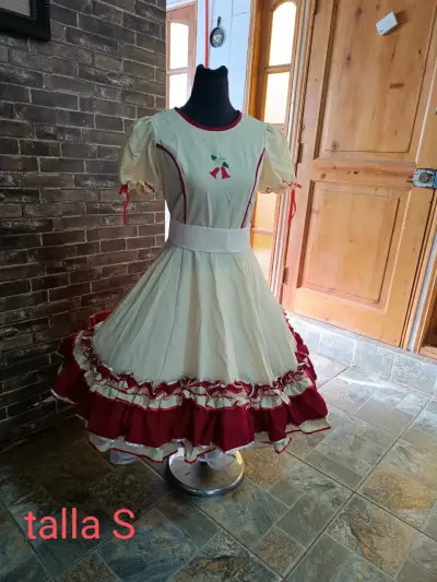 Vestido de Cueca Tradicional con Diseño Floral - miniatura 4
