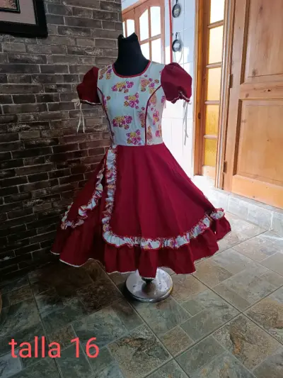 Vestido de Cueca Tradicional con Diseño Floral - miniatura 5
