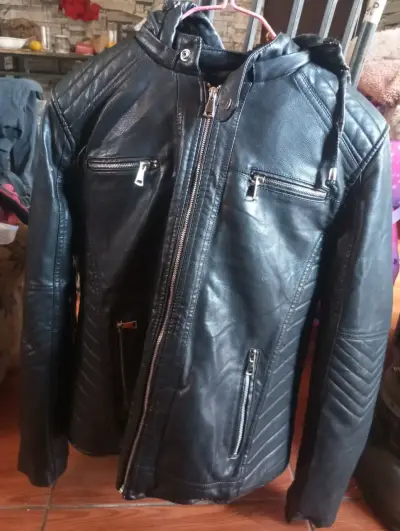 Chaqueta de cuero negra con capucha para hombre - miniatura 1