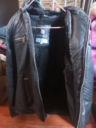 Chaqueta de cuero negra con capucha para hombre - miniatura 2