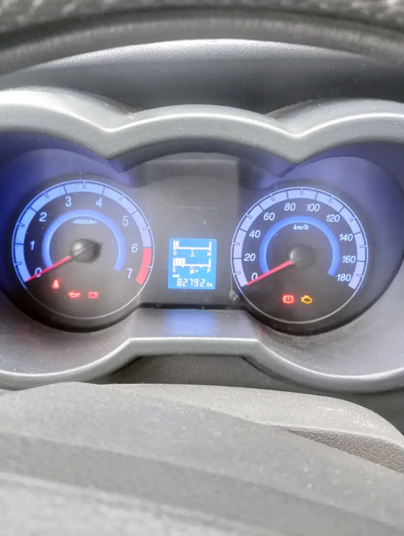 Furgón Changan M201 blanco en buen estado - 4