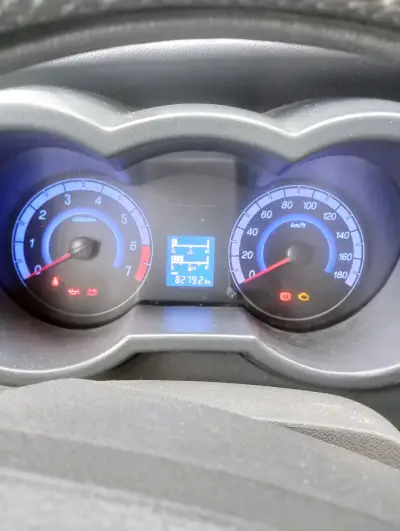 Furgón Changan M201 blanco en buen estado - miniatura 4