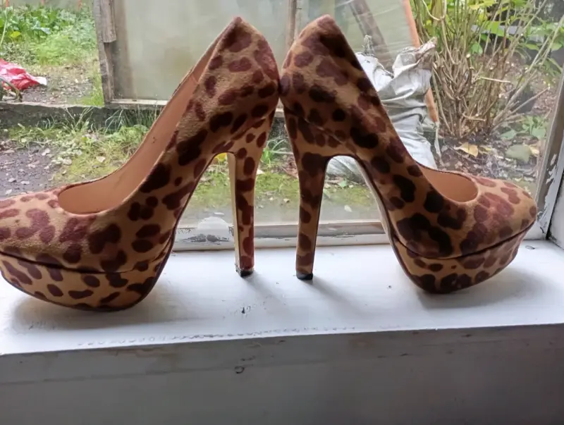 Tacones altos con estampado animal print
