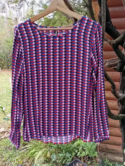 Blusa estampada geométrica colorida - miniatura 1