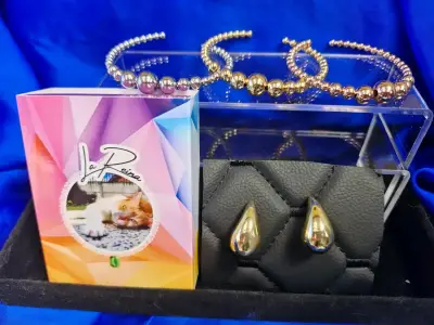Set de joyería dorada con collares y pulseras - miniatura 4