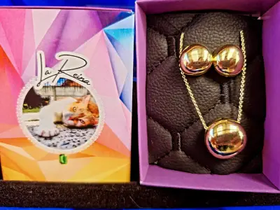 Set de joyería dorada con collares y pulseras - miniatura 5
