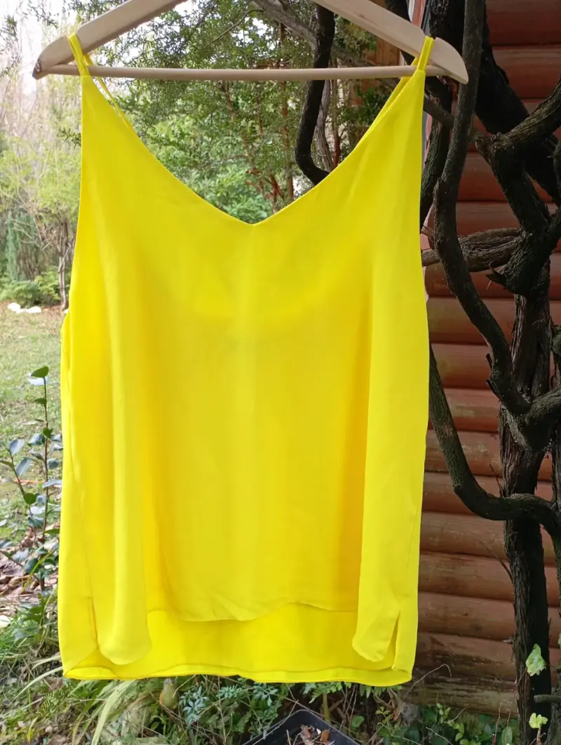Blusa amarilla sin mangas para mujer - 1