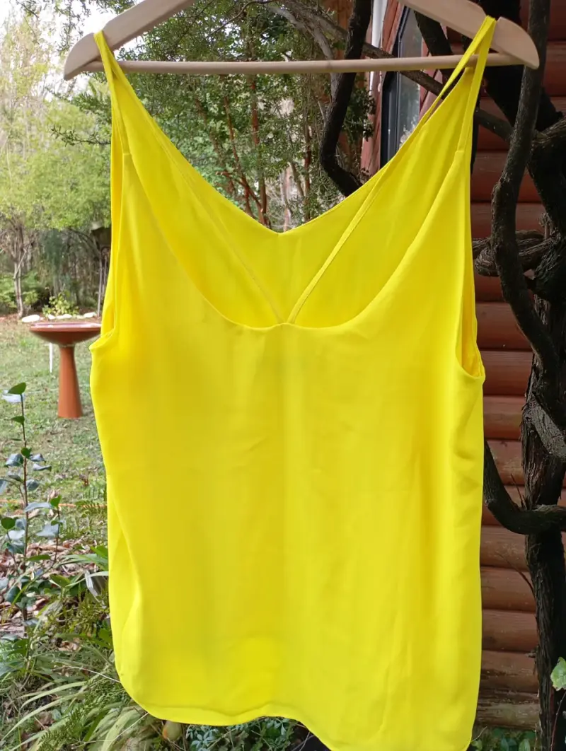 Blusa amarilla sin mangas para mujer - 2