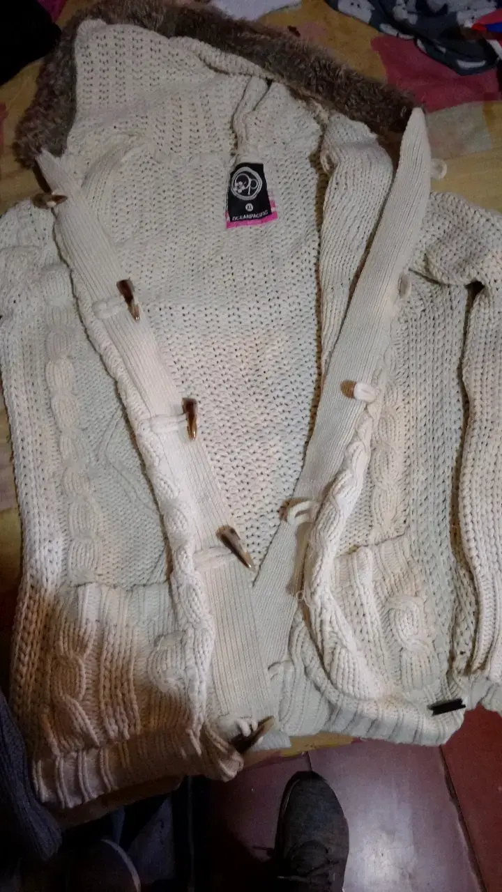 Cárdigan de lana con capucha y botones de madera - 1