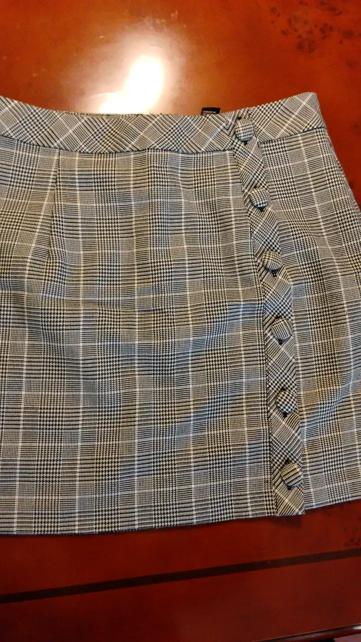 Falda corta a cuadros con botones decorativos - 1