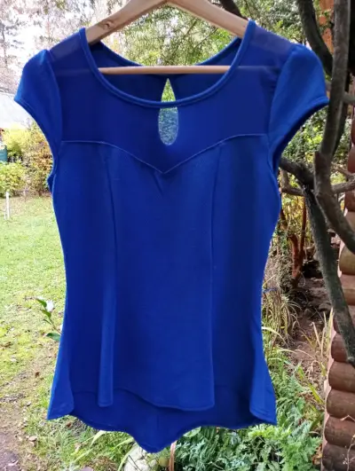 Blusa azul con diseño elegante para mujer - miniatura 1