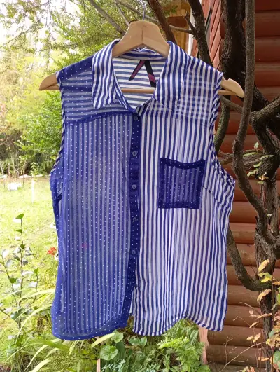 Blusa azul con diseño elegante para mujer - miniatura 5