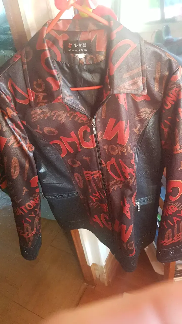 Chaqueta de cuero sintético con diseño gráfico - 1