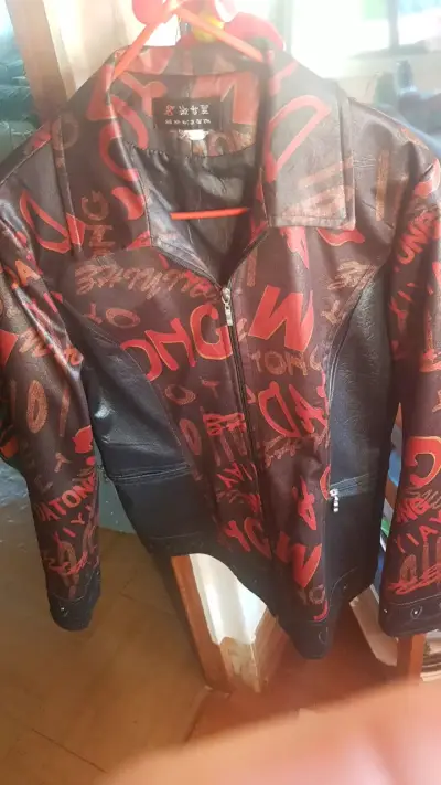 Chaqueta de cuero sintético con diseño gráfico - miniatura 1