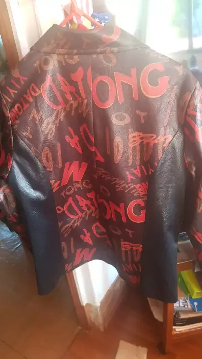 Chaqueta de cuero sintético con diseño gráfico - miniatura 2