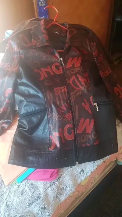 Chaqueta de cuero sintético con diseño gráfico - miniatura 3