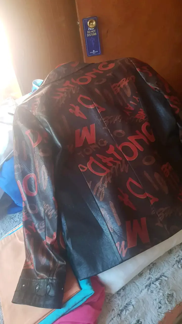 Chaqueta de cuero sintético con diseño gráfico - 4