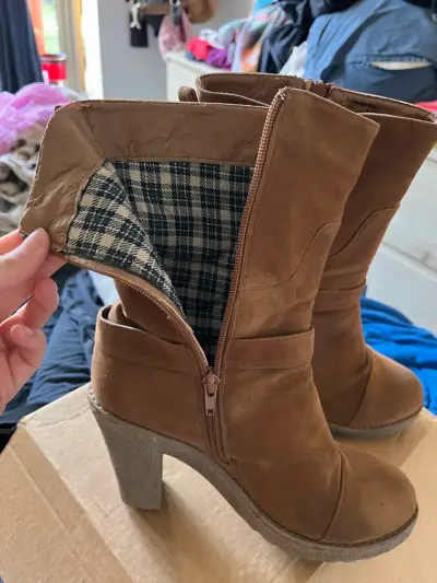 Botines de tacón alto marrones con forro a cuadros - miniatura 1