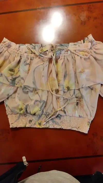 Blusa floral con hombros descubiertos - miniatura 1