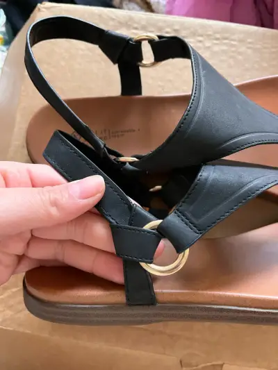 Sandalias negras de cuero sintético con hebilla dorada - miniatura 1