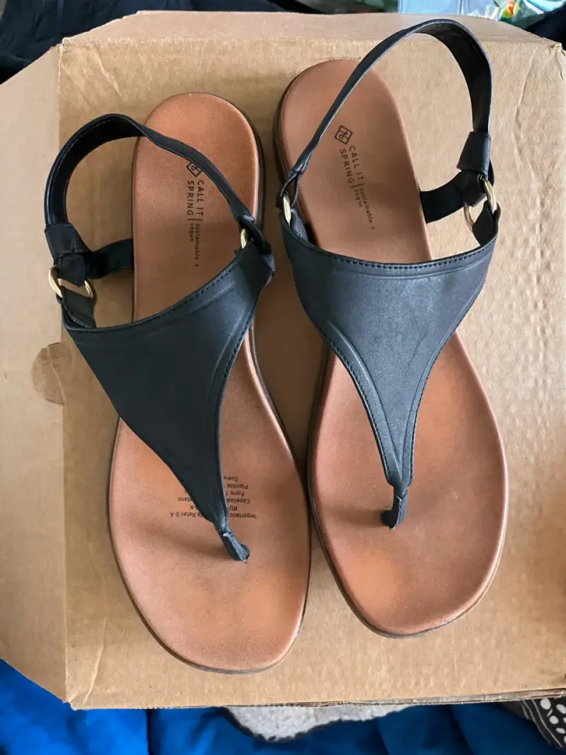Sandalias negras de cuero sintético con hebilla dorada - 2