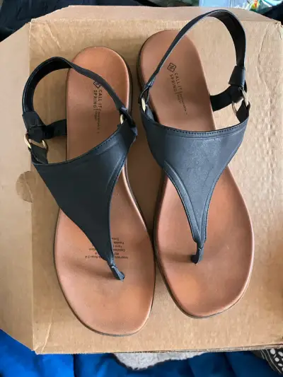 Sandalias negras de cuero sintético con hebilla dorada - miniatura 2