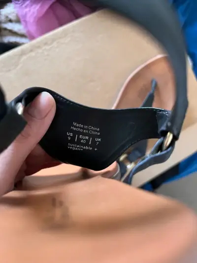 Sandalias negras de cuero sintético con hebilla dorada - miniatura 3