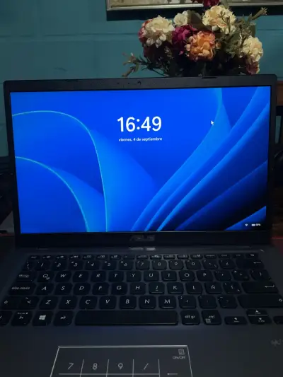 Se vende laptop - miniatura 1