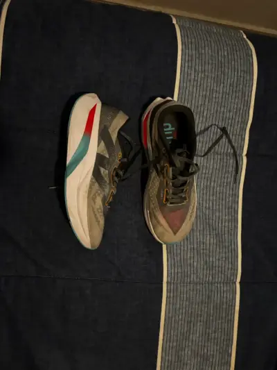 Zapatillas deportivas gris con detalles coloridos - miniatura 1