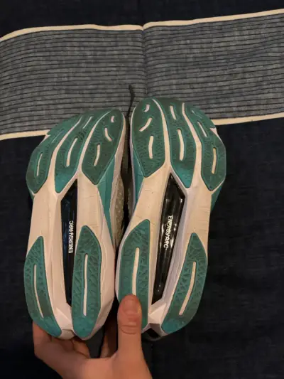 Zapatillas deportivas gris con detalles coloridos - miniatura 2