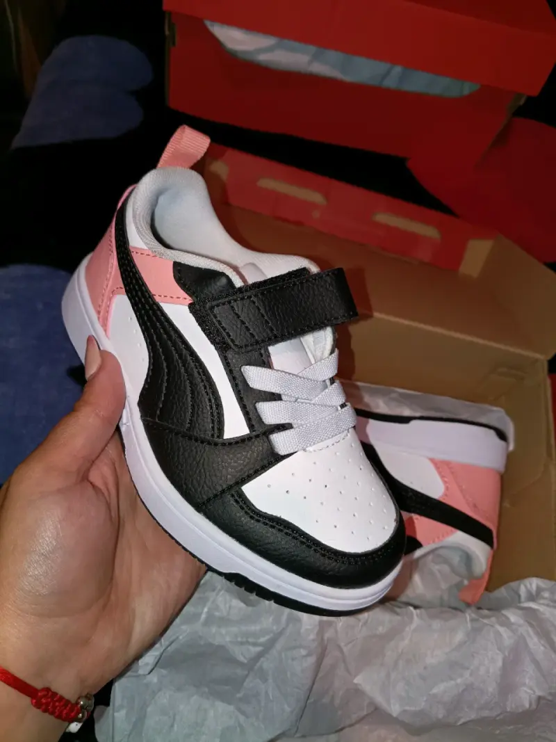 Zapatillas deportivas infantiles blancas y negras - 1