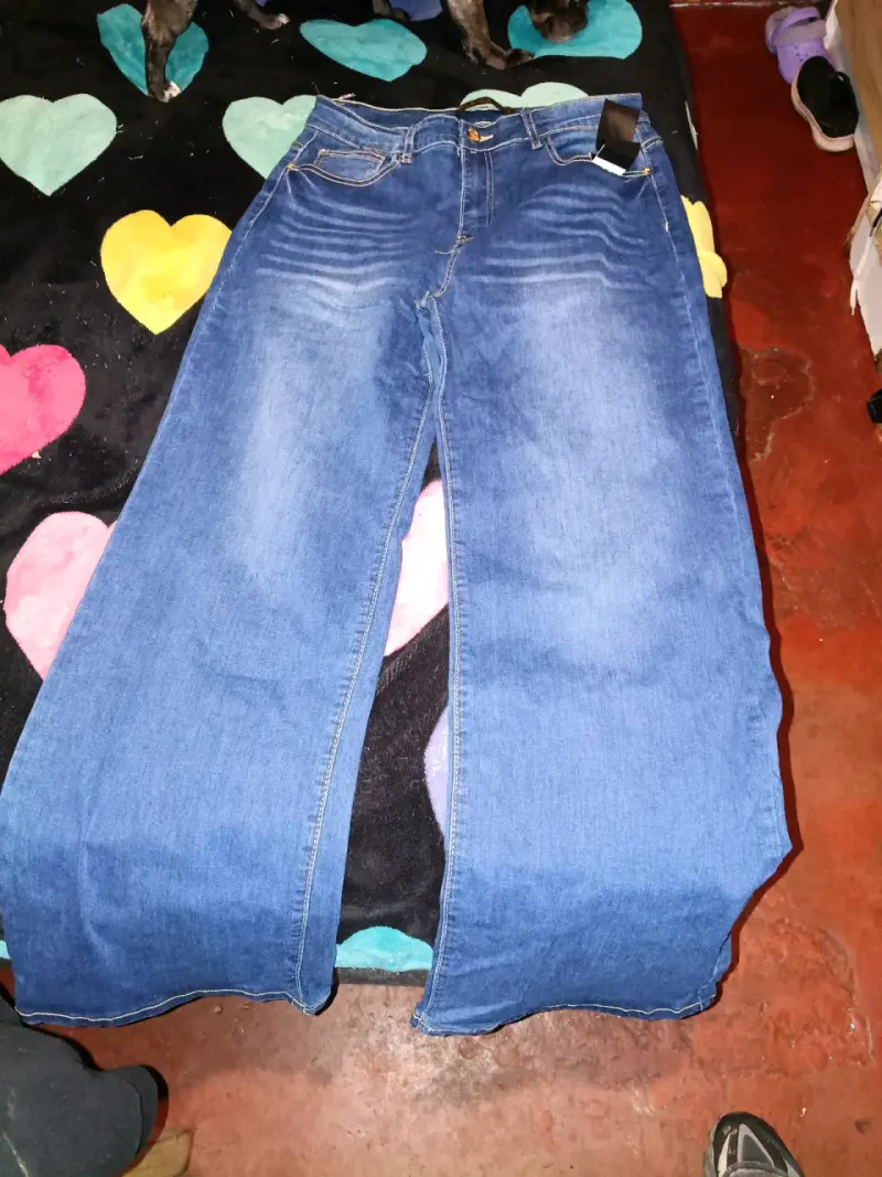 Jeans de mezclilla azul con detalles desgastados - 1