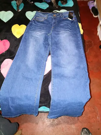 Jeans de mezclilla azul con detalles desgastados - miniatura 1