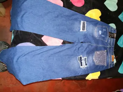 Jeans de mezclilla azul con detalles desgastados - miniatura 2