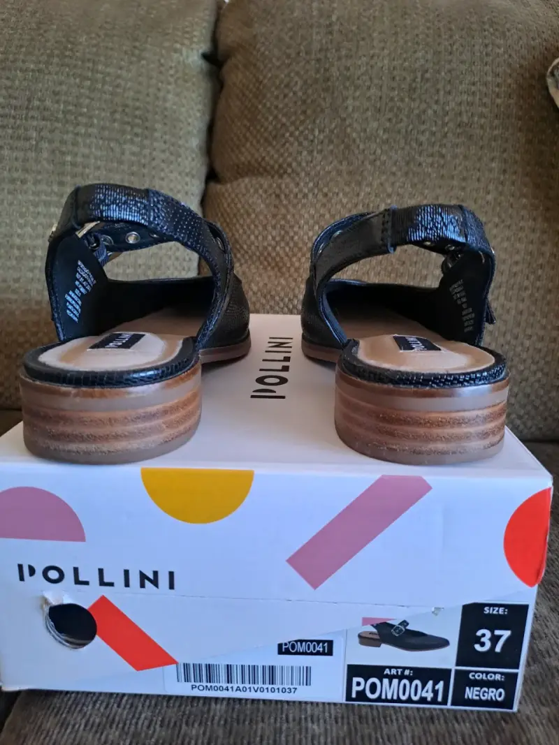 Zapatos  Pollini negros talón descubierto. - 2