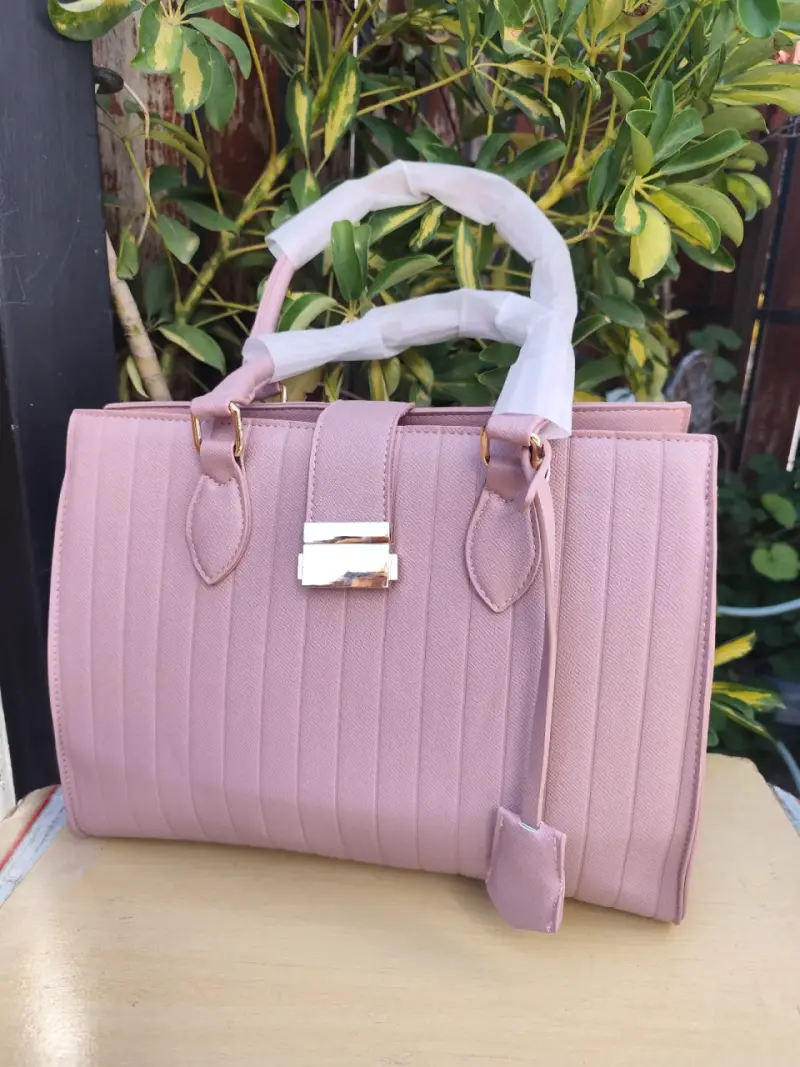Cartera de mano rosada elegante - 1