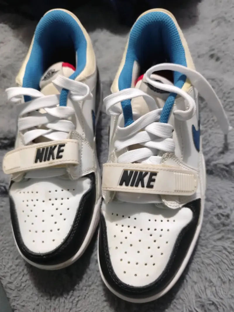 Zapatillas Nike Air Jordan blancas y azules - 1
