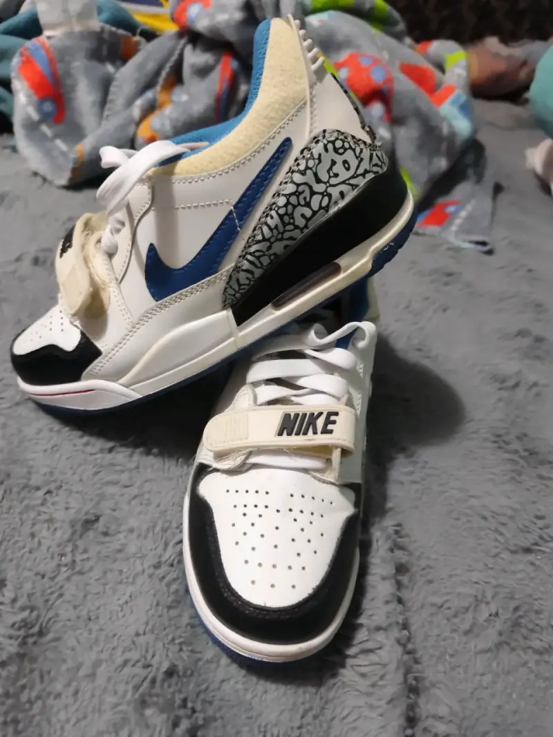 Zapatillas Nike Air Jordan blancas y azules - 2