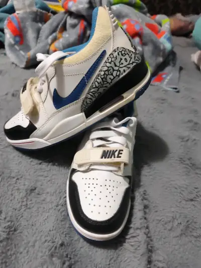 Zapatillas Nike Air Jordan blancas y azules - miniatura 2