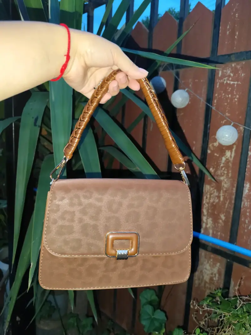 Cartera de mano marrón con diseño elegante