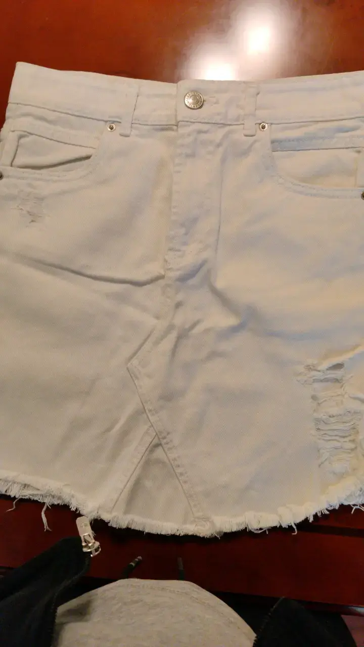 Falda de mezclilla blanca con detalles desgastados